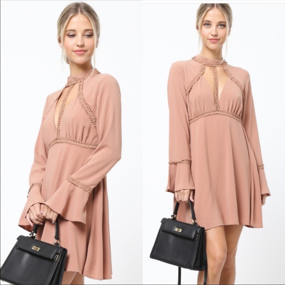 Beautiful  Dress with V -neck Cage Choker 😍
